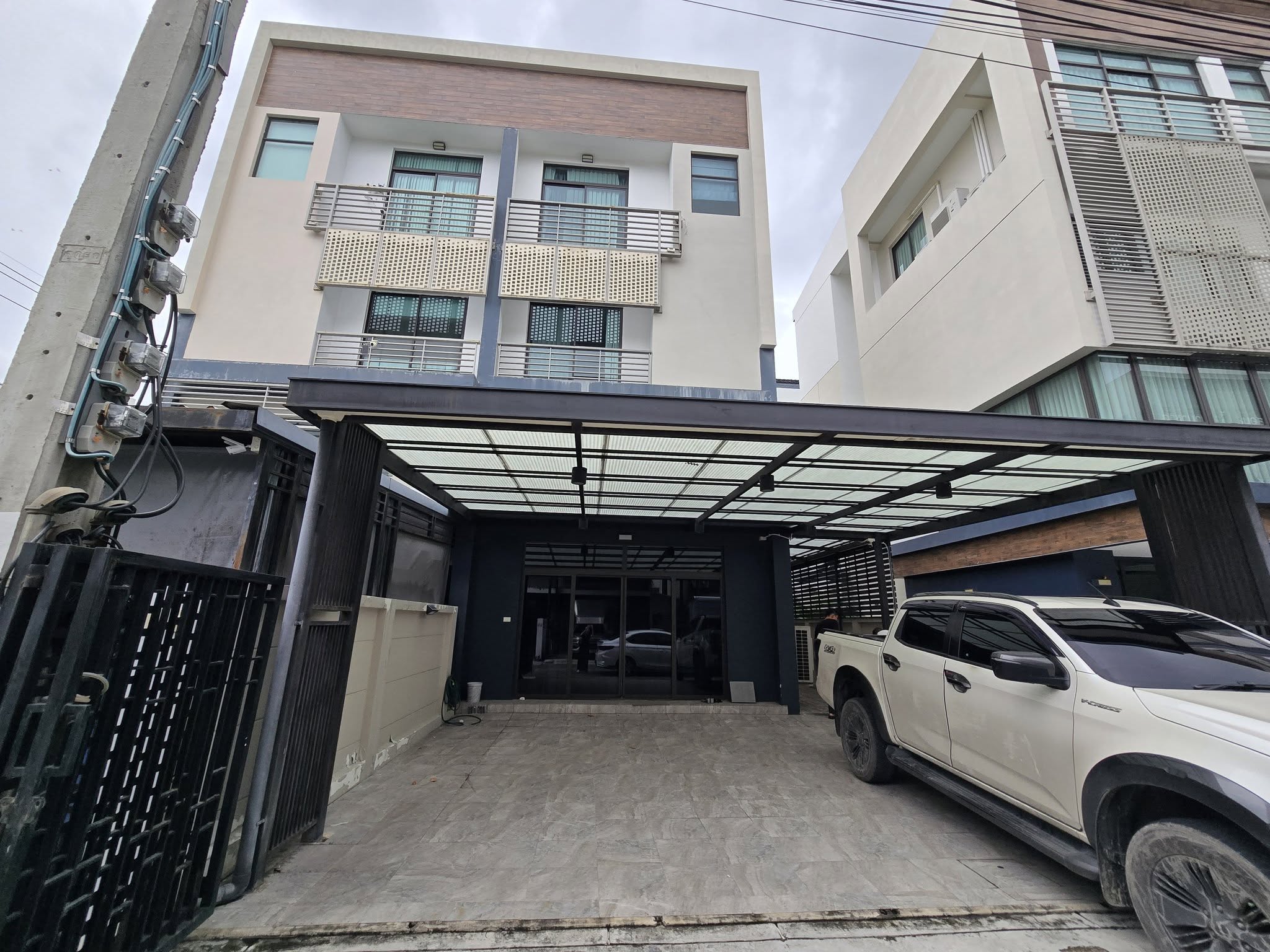 (VRB-1469) District Ekkamai-Ramintra , 3baths,130sqm,3.5fl.