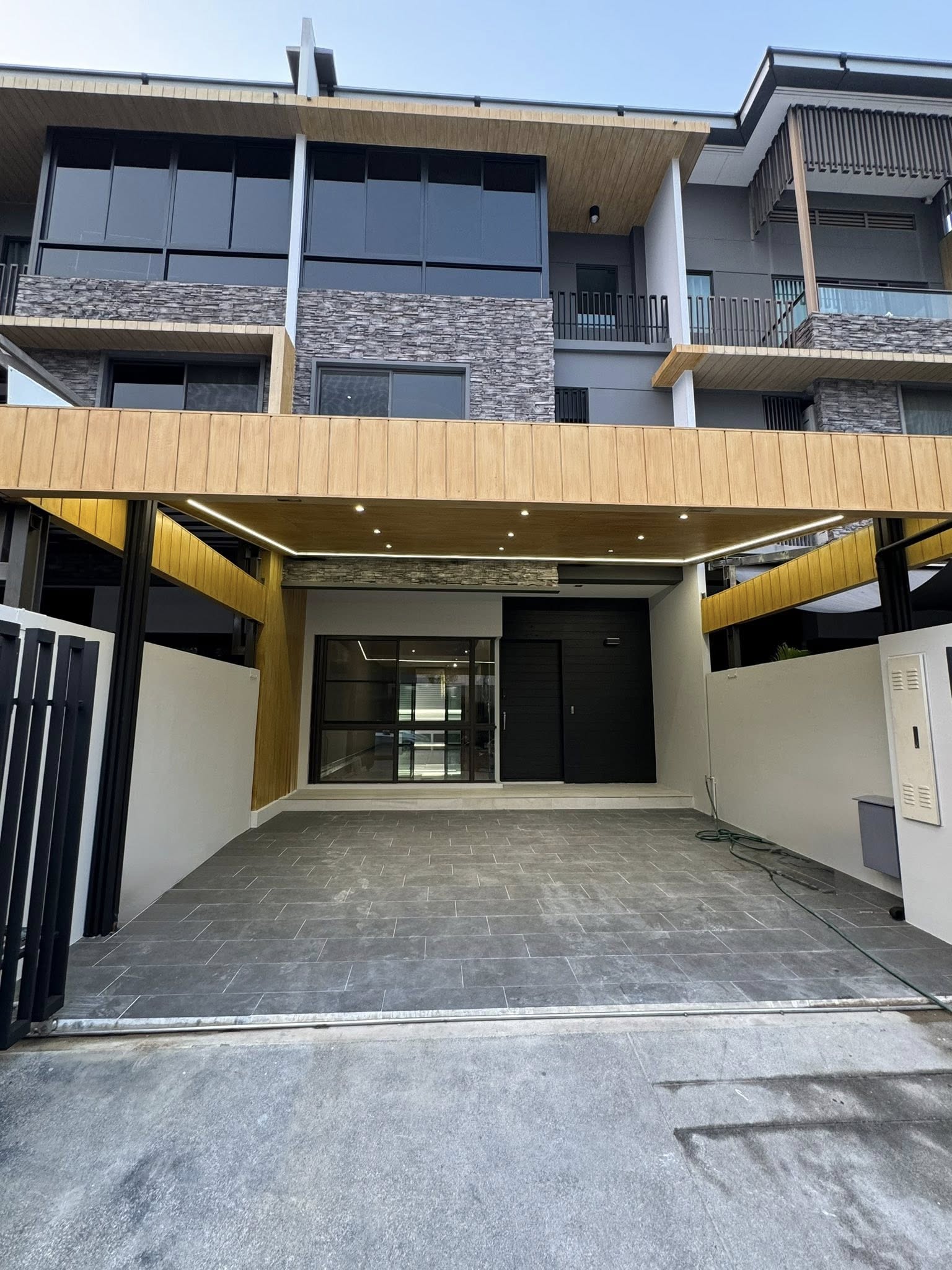 (VRB-1650) The Landmark Ekamai-Ramindra ,3beds,4baths,224sqm,3storey.