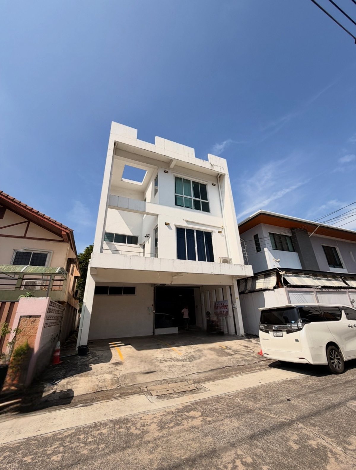 (VRB-1760) Rama 9 - RCA , 5rooms,4baths,750sqm,3storey.