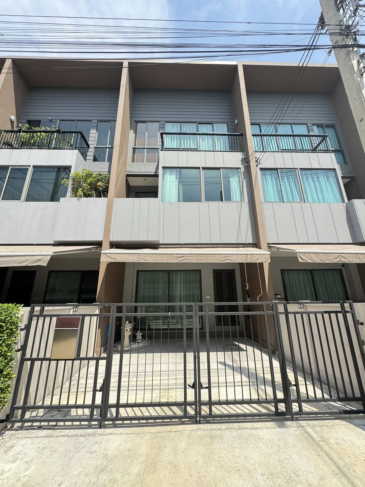 (VRB-1823) Baan Klang Muang Rama 9 - Krungthep Kreetha ,3beds,3baths,152sqm,3storey.